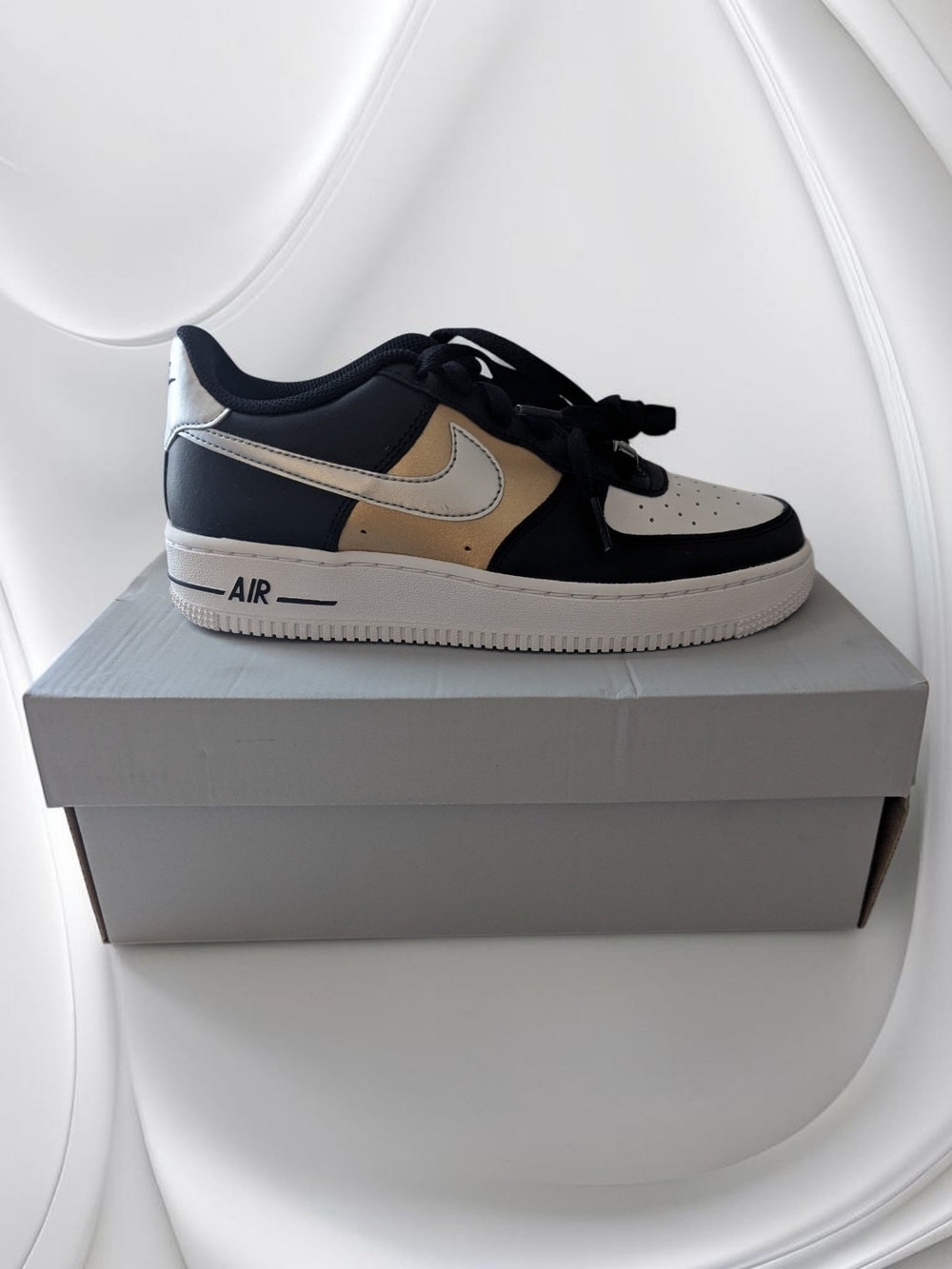 Nike GS Air Force 1 Low Black Gold Metallic Silver HV0937-010 Size 5.5Y Sneaker